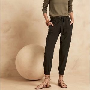 Banana Republic Airstretch Tie-Waist Cargo Joggers S